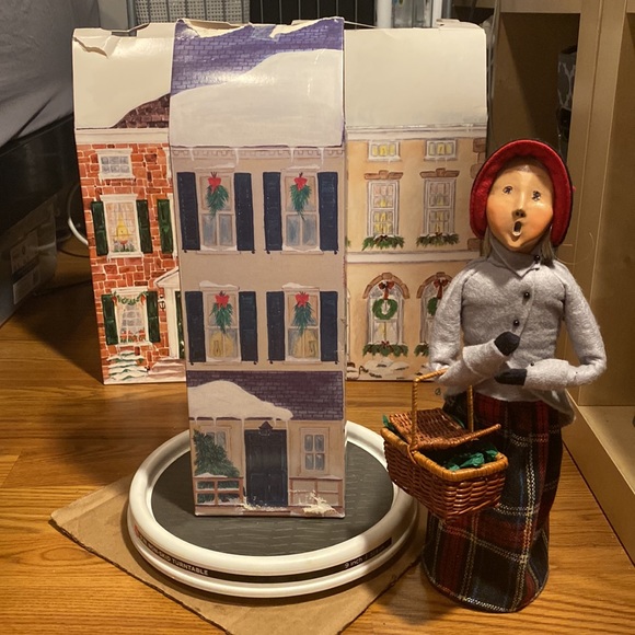 Byers Choice Carolers - Woman holding basket - Picture 10 of 12